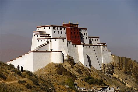  Draktse Dzong: En mystisk fästning med panoramautsikt över det tibetanska landskapet!