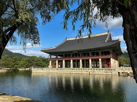 Gyeongbokgungpalatset: En blick bakåt i tiden och ett kungligt skådespel!